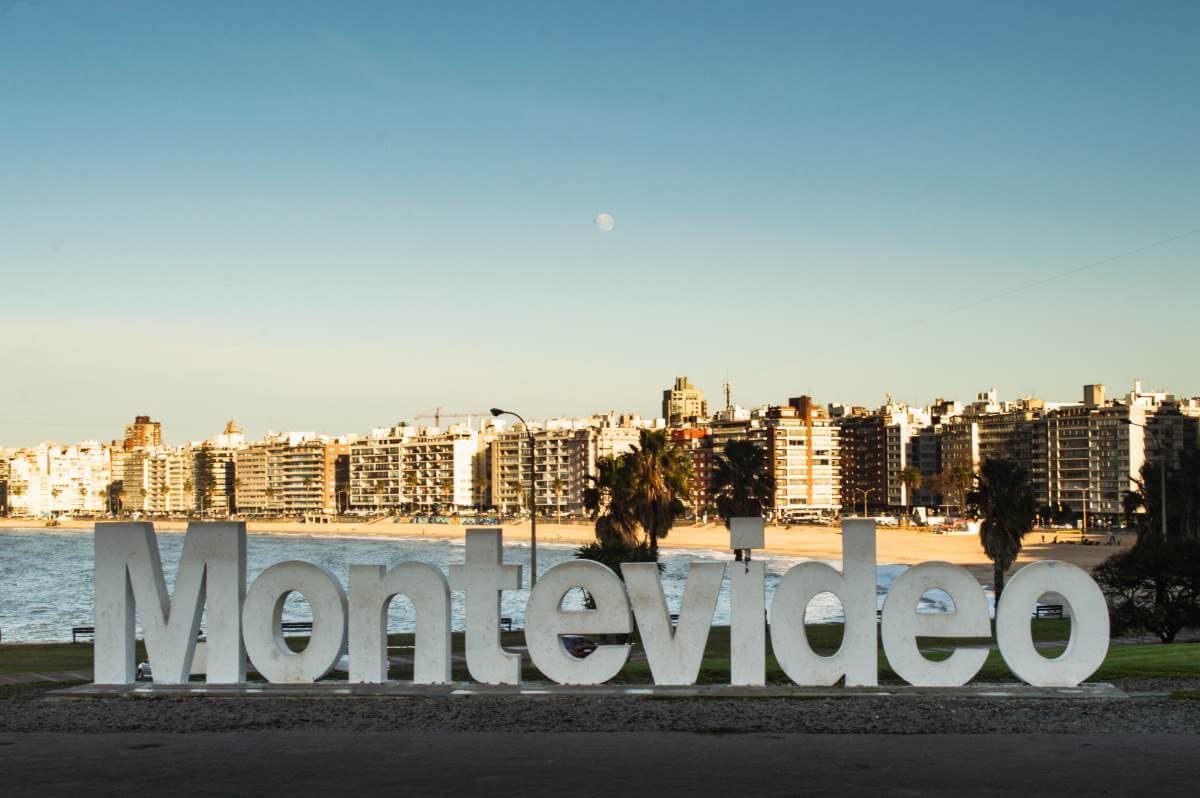 Emblema de Montevideo cerca de la playa