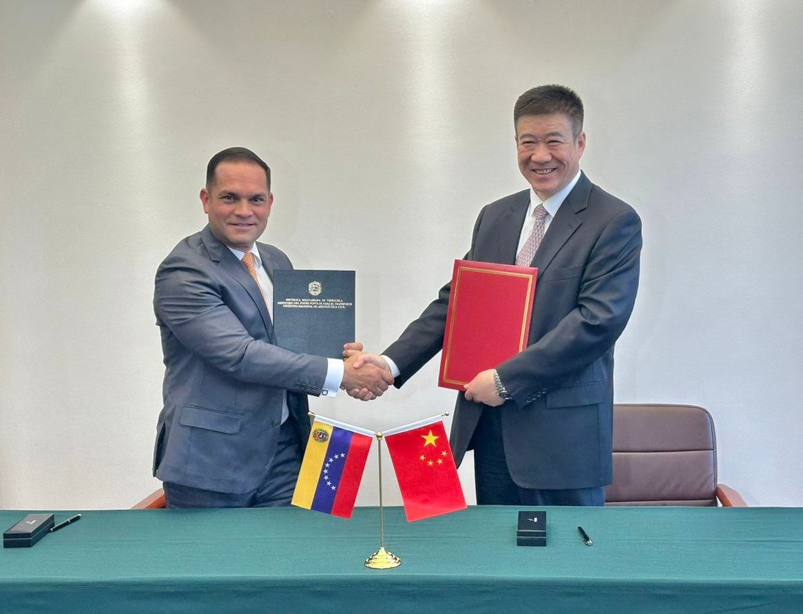 Venezuela y China firman acuerdos por exportaciones marítimas y vuelos comerciales