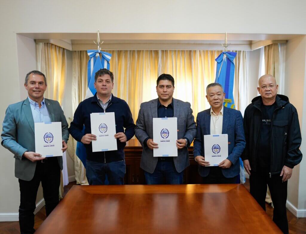 Provincia de Santa Cruz y pesquera china Hong Dong firman compromiso de inversión