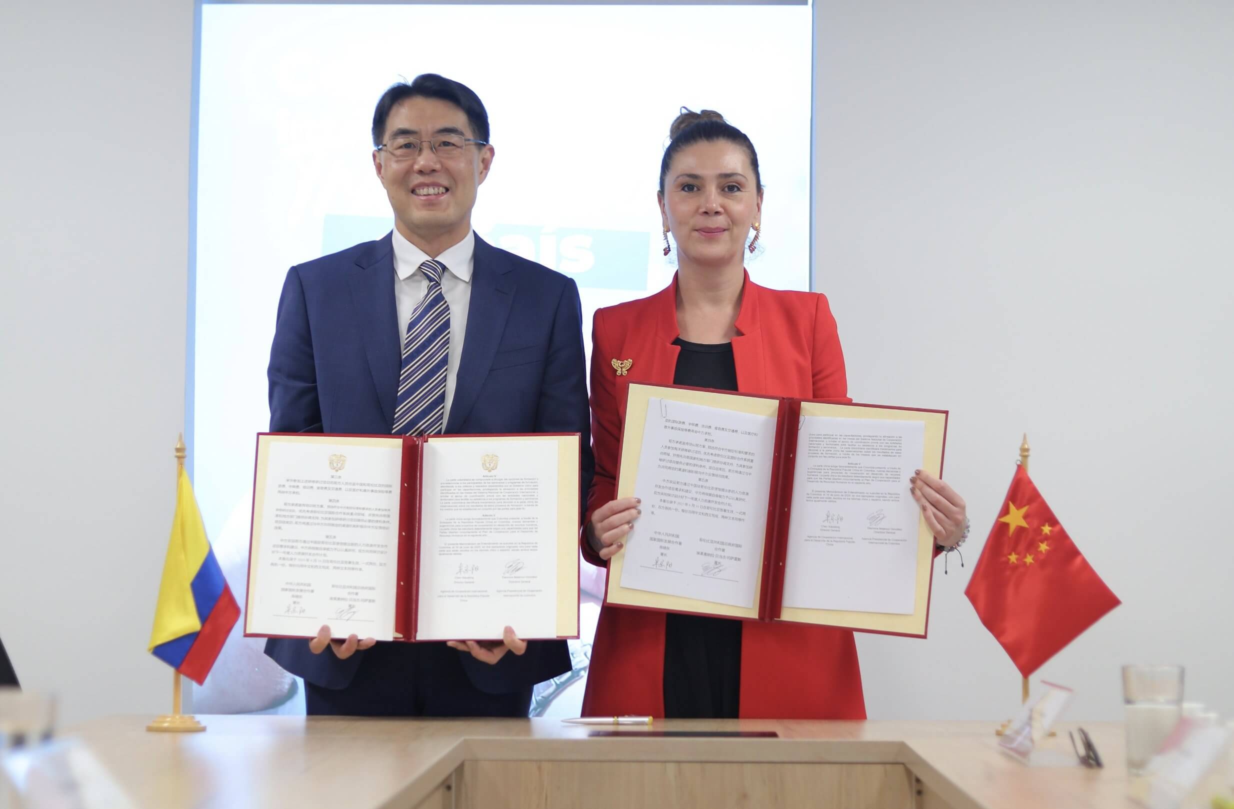 Colombia y China firman memorando de entendimiento para aumentar becas de formación